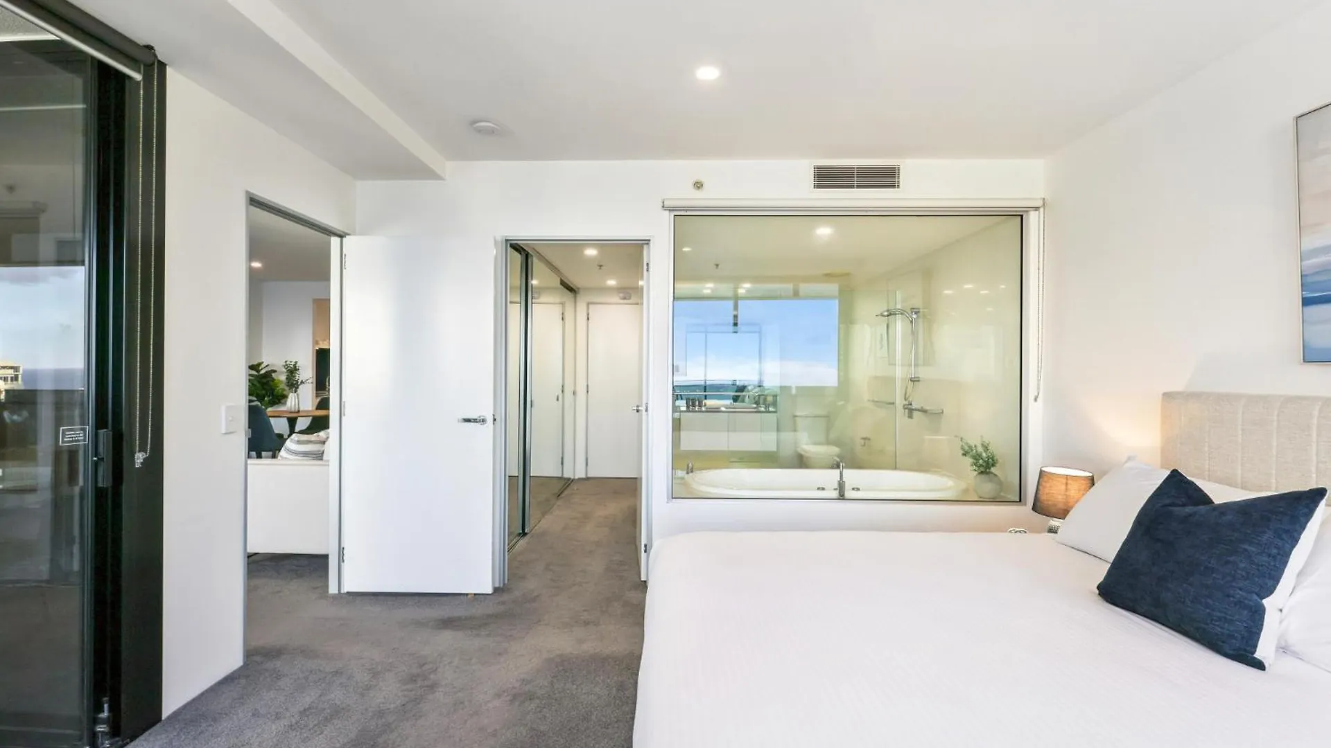 شقة Circle On Cavill Luxe 2-Bed With Views & Pool غولد كوست 0*,